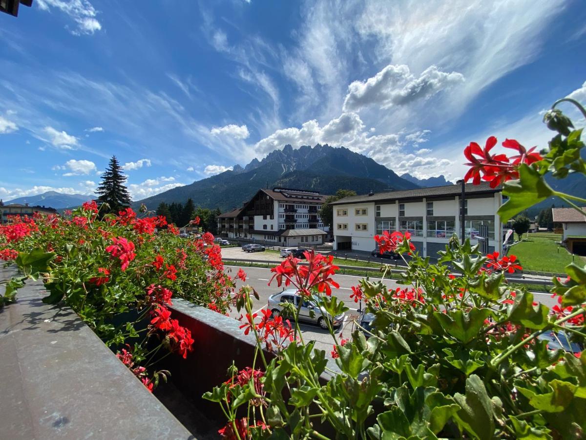 Guesthouse Rosengarten Toblach Exteriör bild