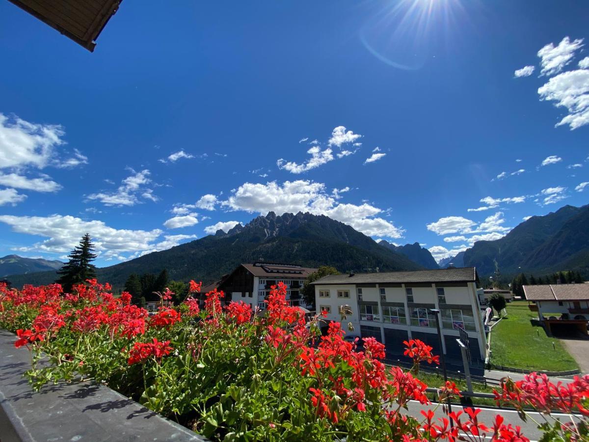 Guesthouse Rosengarten Toblach Exteriör bild
