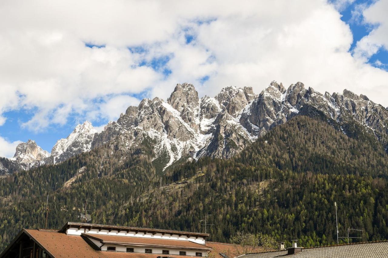 Guesthouse Rosengarten Toblach Exteriör bild