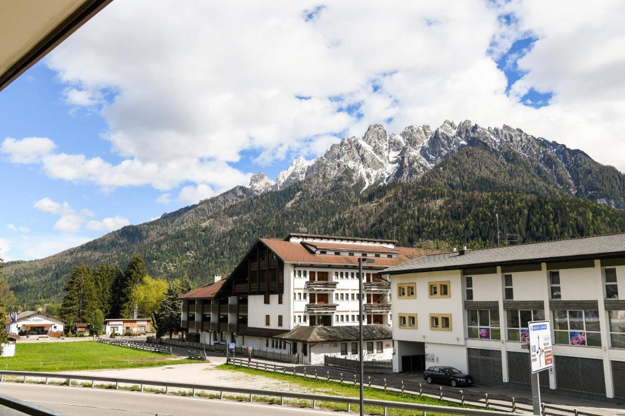 Guesthouse Rosengarten Toblach Exteriör bild