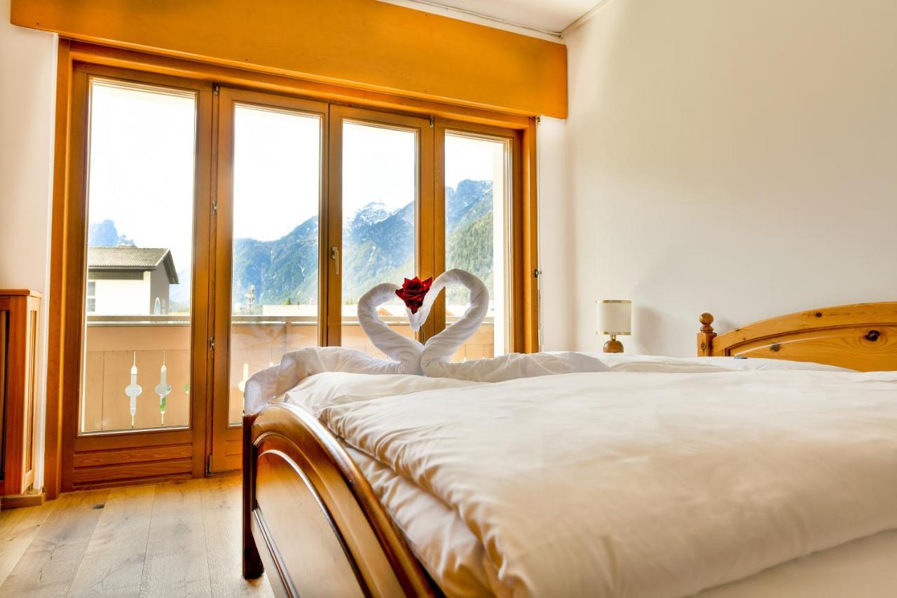 Guesthouse Rosengarten Toblach Exteriör bild