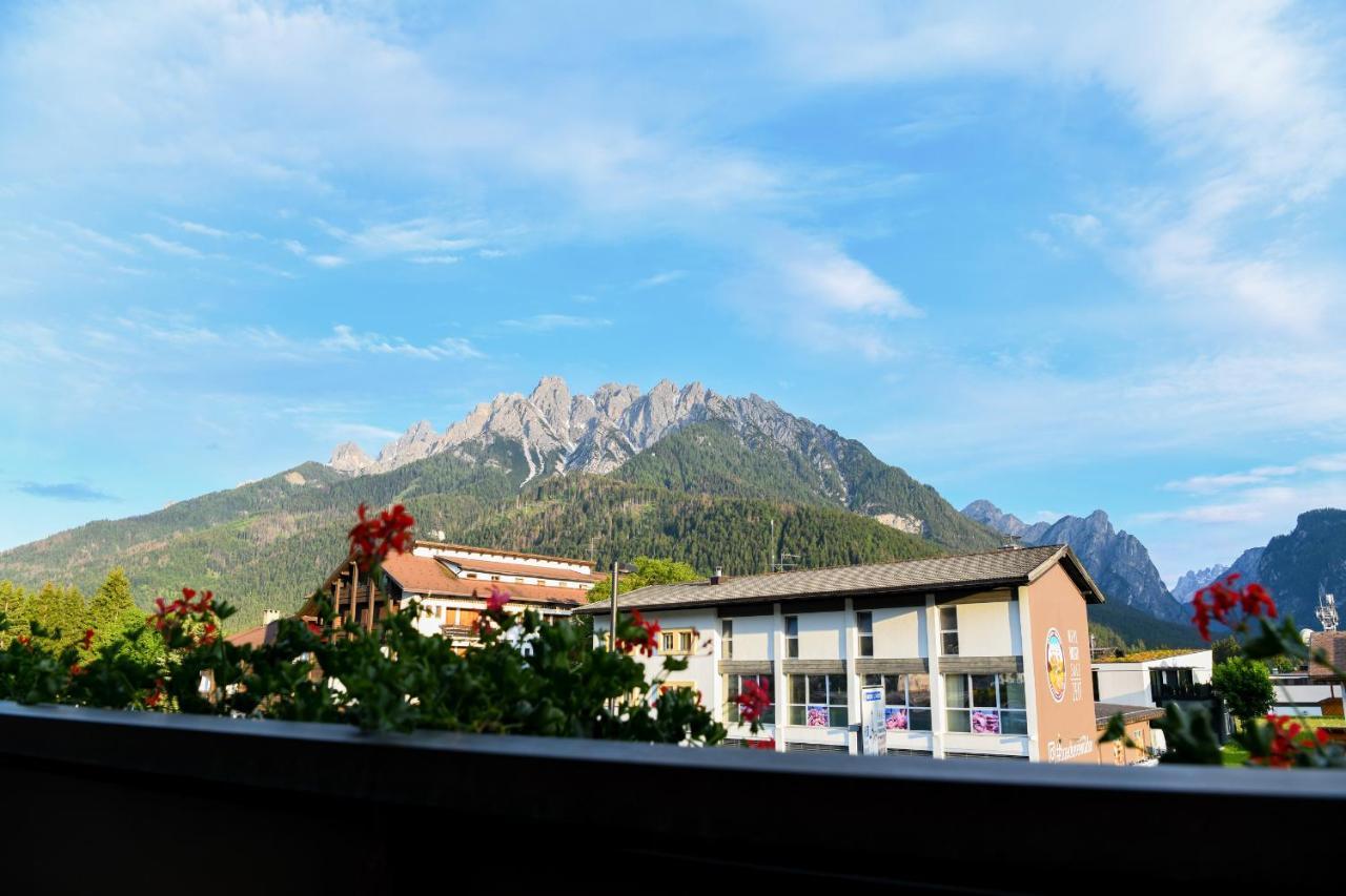 Guesthouse Rosengarten Toblach Exteriör bild