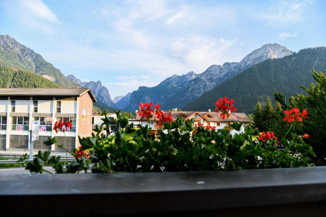 Guesthouse Rosengarten Toblach Exteriör bild