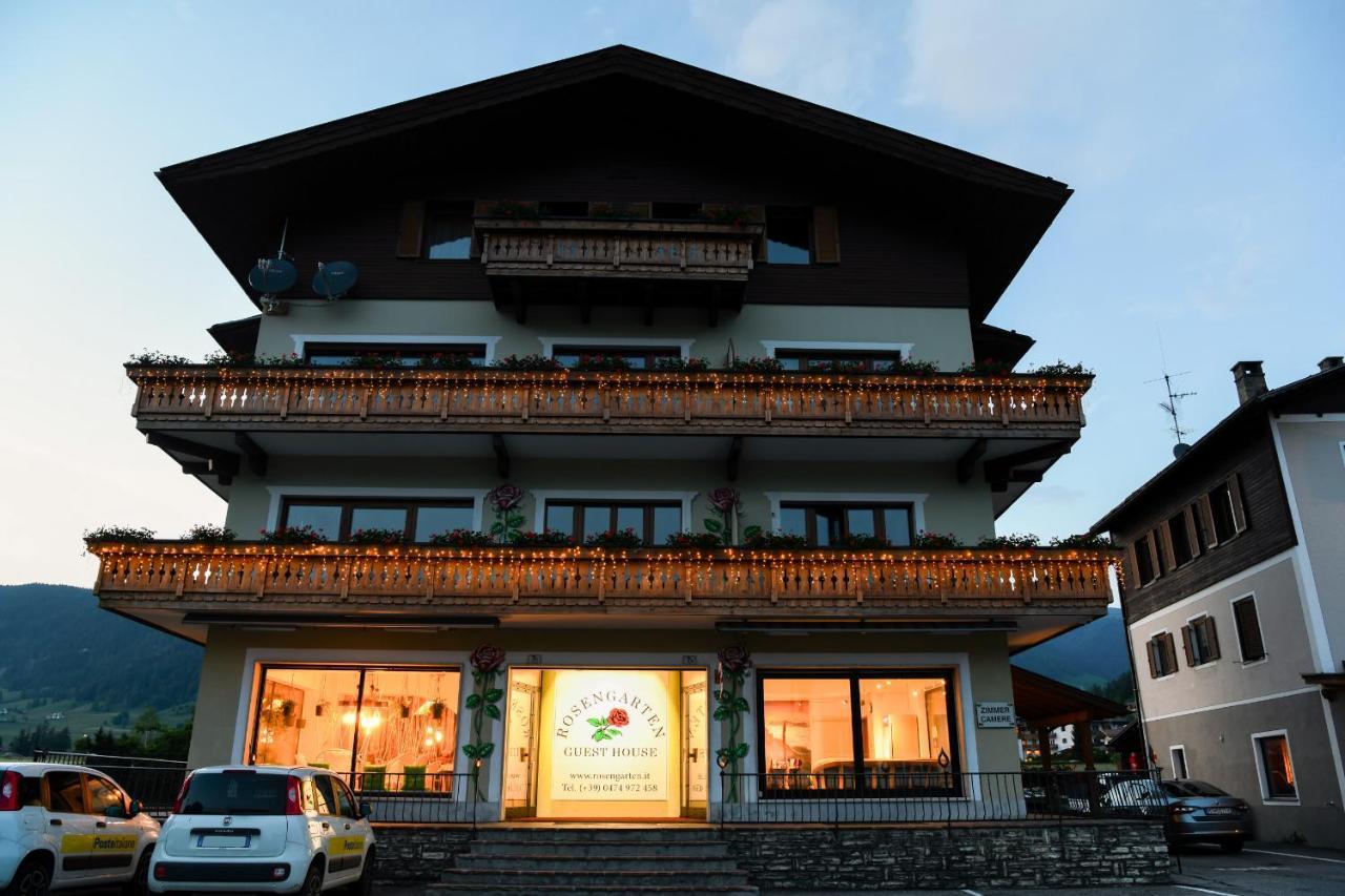 Guesthouse Rosengarten Toblach Exteriör bild