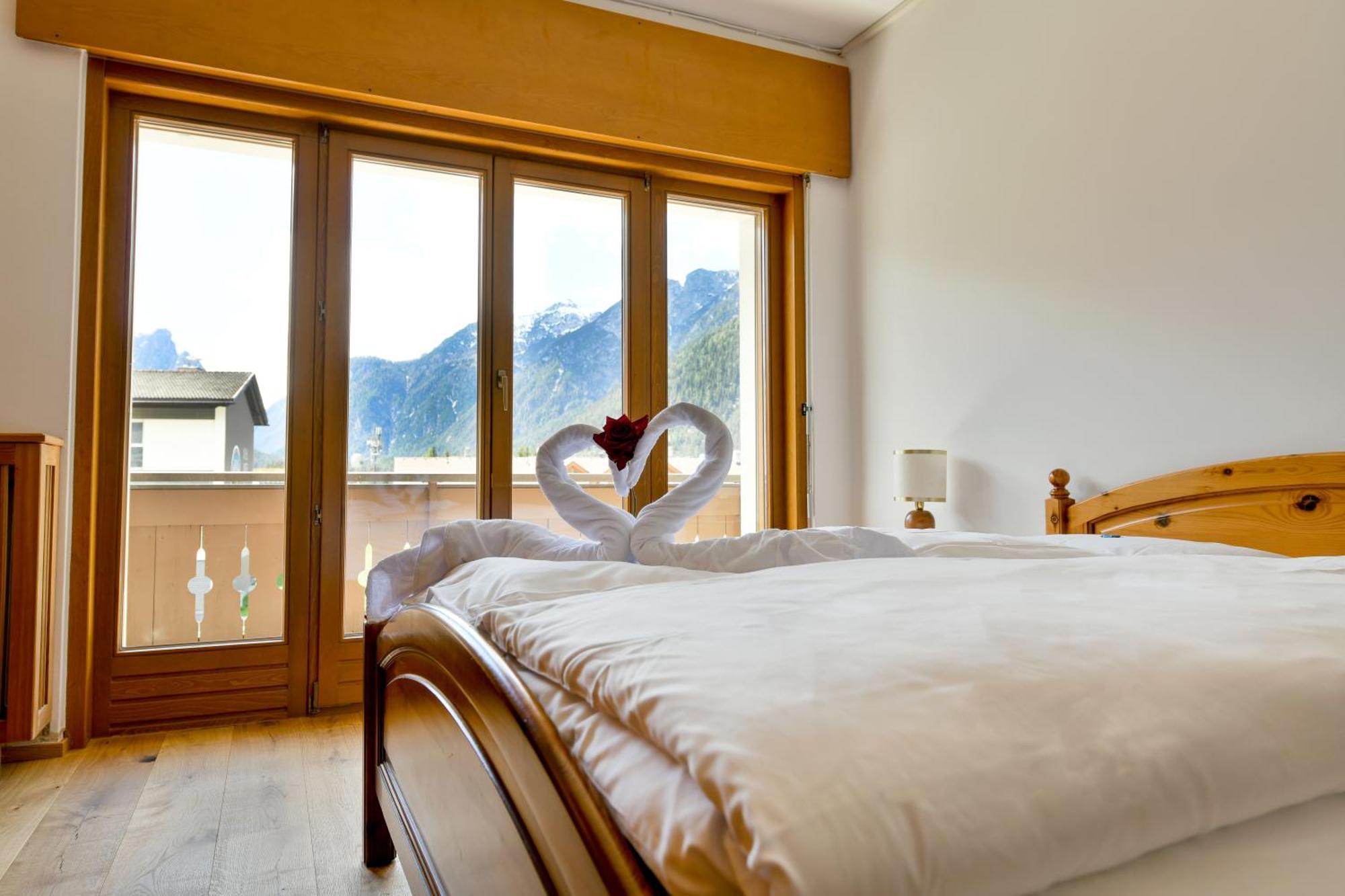 Guesthouse Rosengarten Toblach Exteriör bild