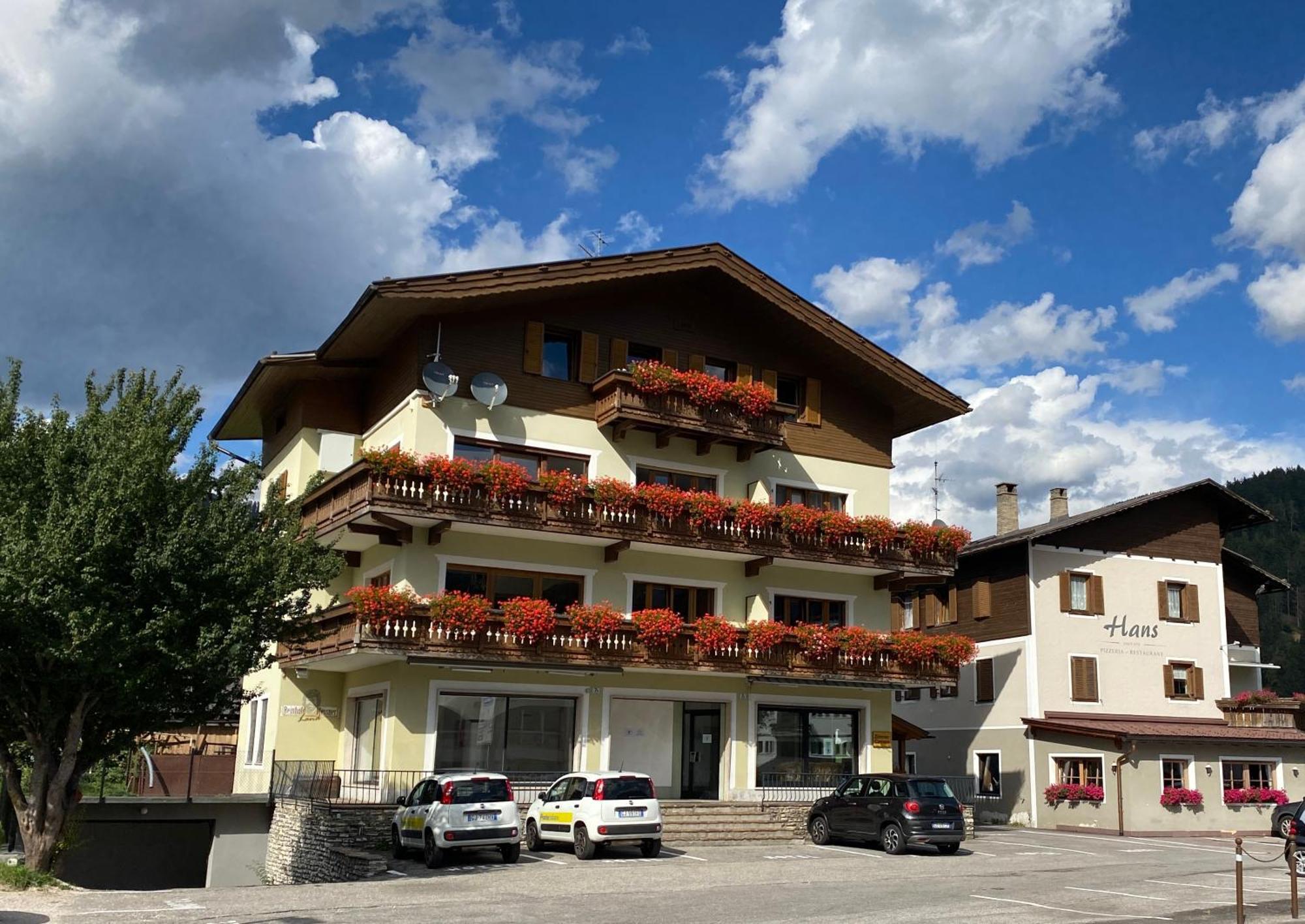 Guesthouse Rosengarten Toblach Exteriör bild